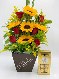 Arranjo Carinhoso Com Rosas Vermelhas e Girassois Com Chocolate