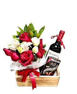 Arranjo  de Rosas Vermelhas Com Vinho e Chocolate Lindt