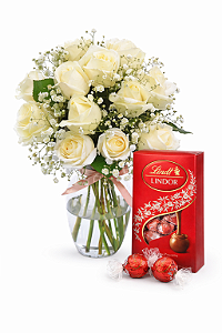 Elegância De Rosas Brancas Com Chocolate Lindt