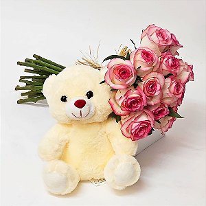 Encanto Rosa – Buquê de 12 Rosas & Pelúcia Fofinha