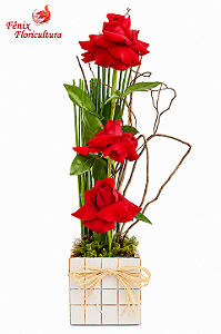 Delicado arranjo de 03 rosas premium