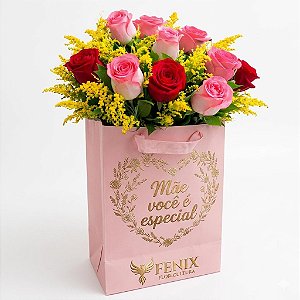 Buquê de 12 Rosas Coloridas na Sacola Especial Mãe