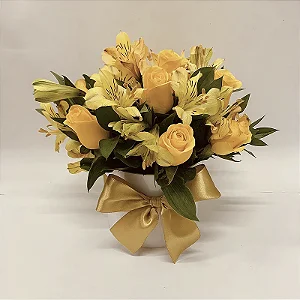 Caixa sofisticada com rosas amarelas