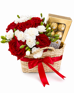 Sacolinha com Arranjo de Rosas e Ferrero Rocher