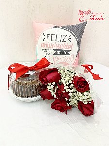 Kit de aniversário com flores, bolo e almofada