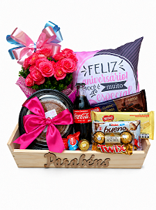 Baú Feliz Aniversário com Flores e Bolo