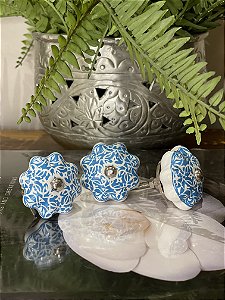 Puxador em Ceramica - Pintado - Azul Claro - Acabamento Prateado
