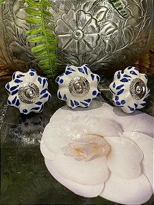 Puxador em Ceramica - Pintado - Azul e Branco - Acabamento Prateado