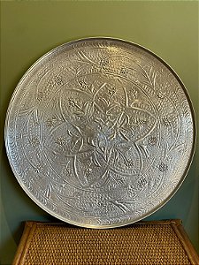 Bandeja - Relevo - Metal - Prata - 66CM