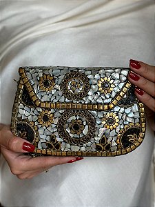Bolsa Clutch em Metal - Madrepérolas, Preto e Dourado - Com Alça