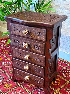 Gaveteiro - Madeira Entalhada - 5 Gavetas - Puxador Branco e Vermelho