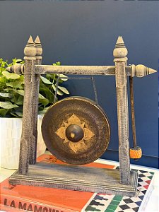 Escultura Sino Gongo- Decorativo - Madeira e Latão - Marrom e Dourado