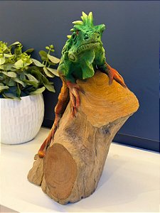Escultura Iguana - Decorativa -Madeira e Resina - Vermelho e Verde