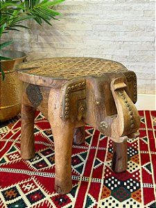 Banqueta Elefante com Aplique em Metal - Madeira - Marrom e Dourado - 38CM