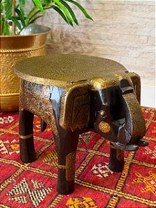 Banqueta Elefante com Aplique em Metal - Madeira - Envernizado - Marrom e Dourado - 31CM