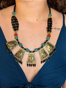 Colar - Metal e Resina - Preto, Vermelho, Turquesa e Dourado