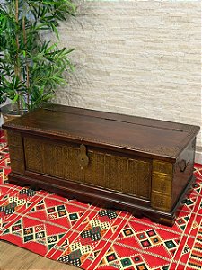 Baú - Indiano - Aplique em Metal - Pintado à mão - Marrom e Dourado