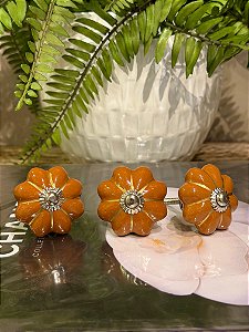 Puxador em Cerâmica - Pintado - Marrom - Acabamento Prateado