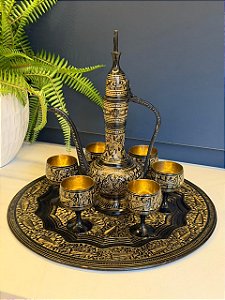 Jogo de Copos e Ânfora com Bandeja - Bronze Burilado - Preto e Dourado - Decorativo