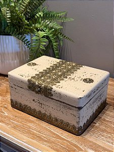 Caixa Decorativa - Porta Joias - Madeira - Aplique em Metal - Off White e Dourado - 23X17CM