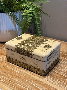 Caixa Decorativa - Porta Joias - Madeira - Aplique em Metal - Off White e Dourado - 18X13CM