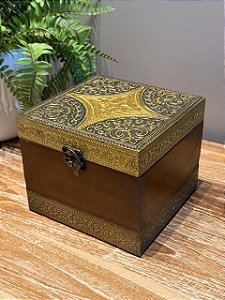Caixa Decorativa - Porta Joias - Madeira - Aplique em Metal - Dourado - 16X16CM