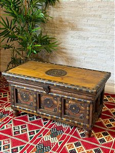 Baú - Indiano - Aplique em Metal - Pintado à mão - Marrom e Dourado