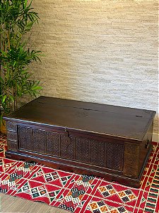 Baú - Indiano - Aplique em Metal - Pintado à mão - Marrom e Dourado