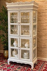 Cristaleira Entalhada com Portas de Vidro