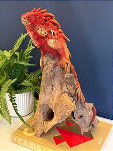 Escultura Iguana - Decorativa - Madeira e Resina - Vermelho e Marrom