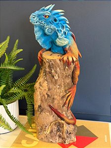 Escultura Iguana - Decorativa - Madeira e Resina - Azul, Vermelho e Marrom