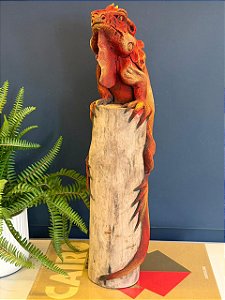 Escultura Iguana - Decorativa - Madeira e Resina - Vermelho, Amarelo e Marrom