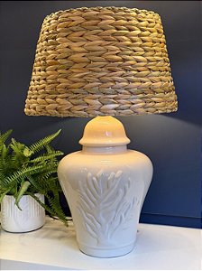 Abajur - Cerâmica - Coral - Off White com Cúpula de Palha
