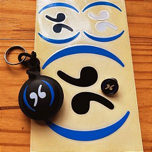 Kit Pouca Vogal Oficial – Chaveiro, Pin e Adesivo