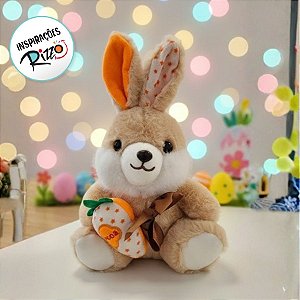Coelho de Pelúcia Bege com Laço Marrom Segurando Cenoura - 26x16cm - 1 unidade - Rizzo