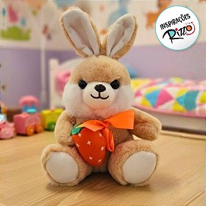 Coelho de Pelúcia Bege com Laço Laranja Segurando Cenoura - 26x16cm - 1 unidade - Rizzo