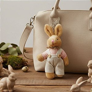 Chaveiro Coelho de Pelúcia Bege de Macacão e Blusa Xadrez - Rosa - 14x7x3cm - 1 unidade - Rizzo