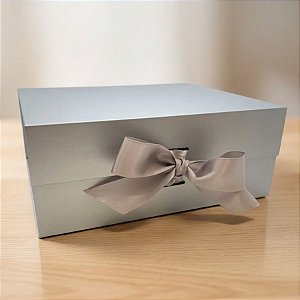Caixa de Papel Rígido Retangular com Imã e Fita  - Prata - G 33x25x12cm - 1 unidade - Rizzo