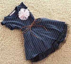 Vestido de poa com cinto.