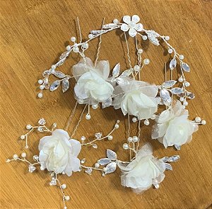 Grampos de flores tecido off white cristais pérolas com mini arranjo  em fio