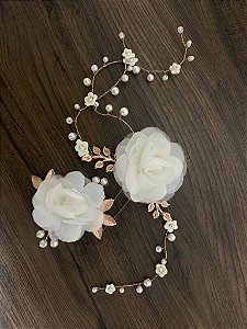 Arranjo de duas flores com grampos em flores de tecido off white metais rosé