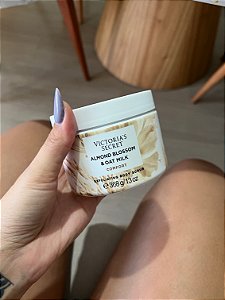 Esfoliante corporal Victoria's Secret Almond Blossom & Oat Milk