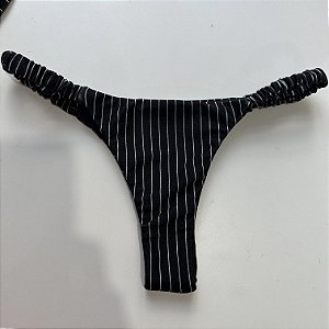 Calcinha Semi Fio fru-fru lateral risca giz preta 016 (top não incluso)