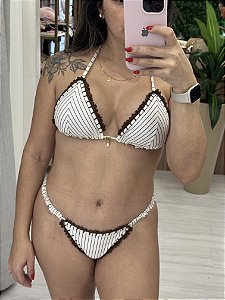 Calcinha Semi Fio fru-fru lateral tecido Glow risca giz off e marrom crochê handmade 016 (top não incluso)