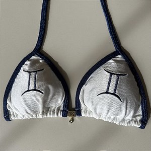 Cortininha 018 com bojo removível off white e detalhes marinho com bordado signo gêmeos