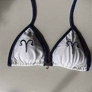 Cortininha 018 com bojo removível off white e detalhes marinho com bordado signo Áries