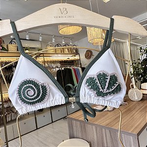 Top cortininha com bojo removível 018 com detalhes em crochê Verde militar e Off White Ilhabela (CALCINHA NÃO INCLUSO)