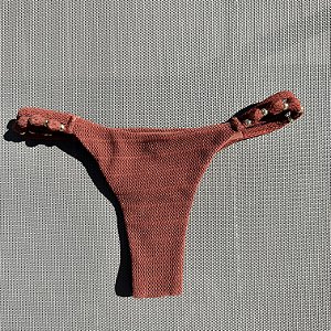 Calcinha Semi Fio alça fina lateral miçangas 016 Rivieira Terracota (top não incluso)