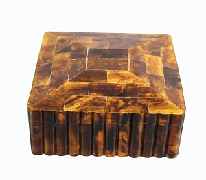 CAIXA QUADRADA DE MADEIRA DETALHES BAMBU EM RESINA