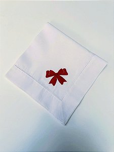 GUARDANAPO BRANCO COM LAÇO VERMELHO